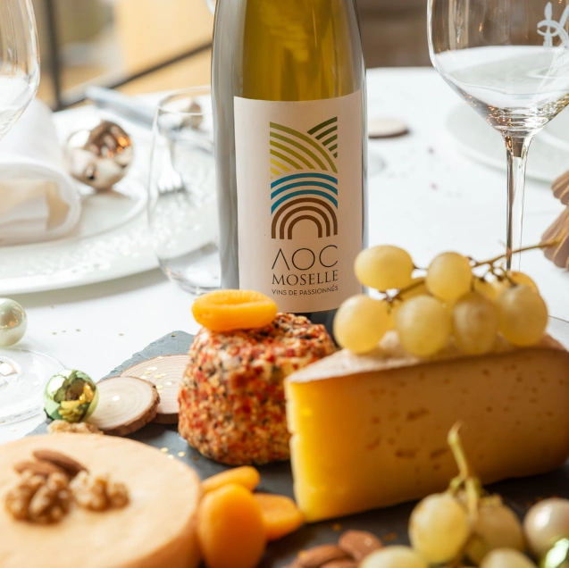 Plateau de fromages de Moselle et vin rouge local